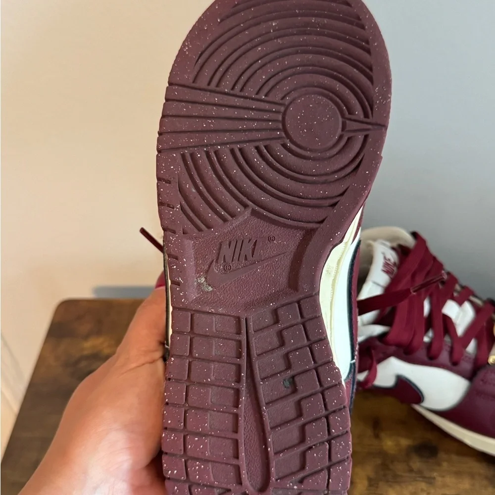 ❤️‍🔥❤️‍🔥 SE Sisterhood Nike Burgundy and White Low-Top Sneakers Size 8